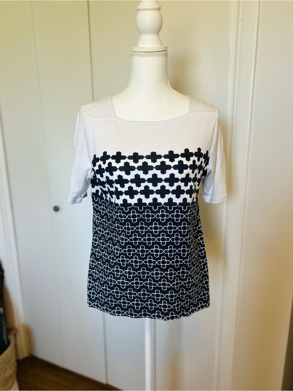 croft & barrow White and Navy Blue Geometric Short Sleeve Top